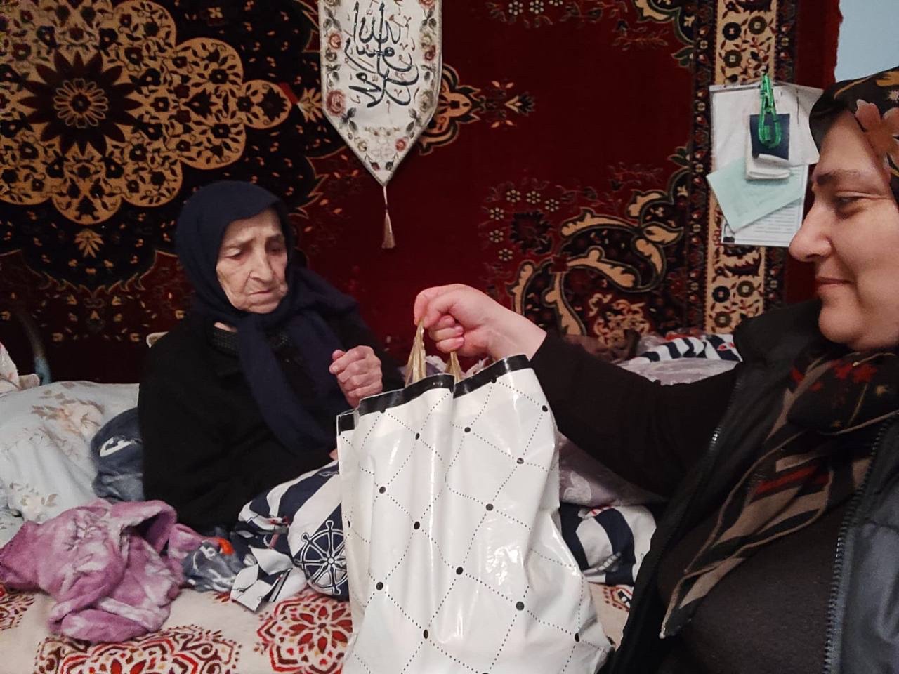 Оказывает социально-бытовые услуги. согласно  утвержденному графику посещения.